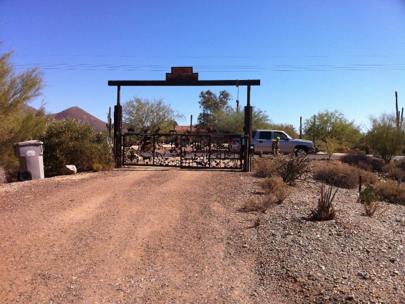 Entrance to the Luck 8 Ranch from North School House Road. How cool is that?